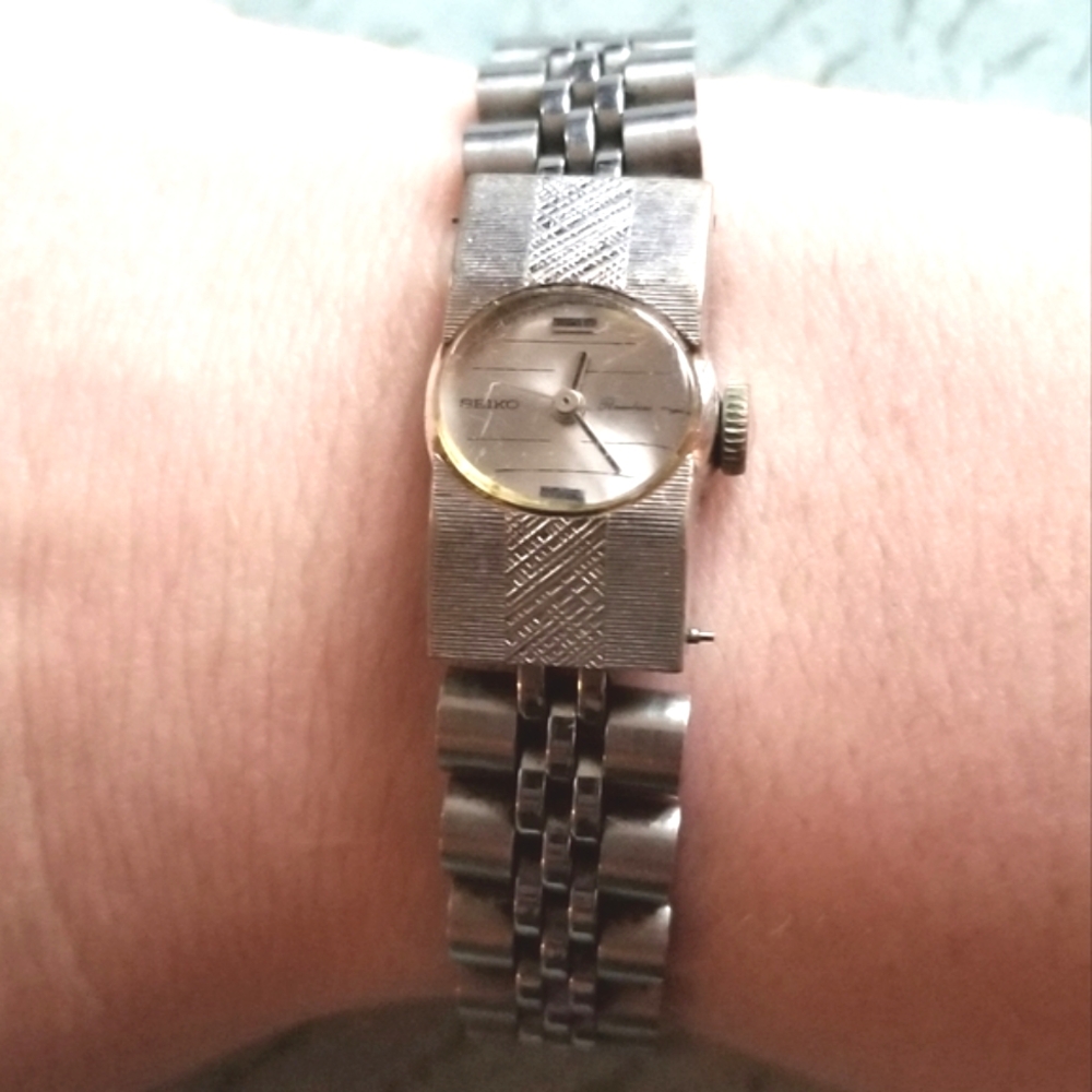 Vintage ladies Seiko "rainbow" wristwatch silver tone wrist watch analog
